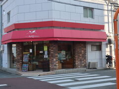 学生達にも人気のパン屋さんだとか。。