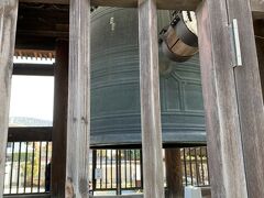 お隣の方広寺。
大きな梵鐘。かの有名なあれですね。
『国家安泰』『君臣豊楽』の文字が家康の逆鱗を買い、豊臣家を滅ぼすこときっかけになったとされますが～。
書かれてるのは白くなってるところです。ほんの小さな文字。いいがかりでしかないな（笑）