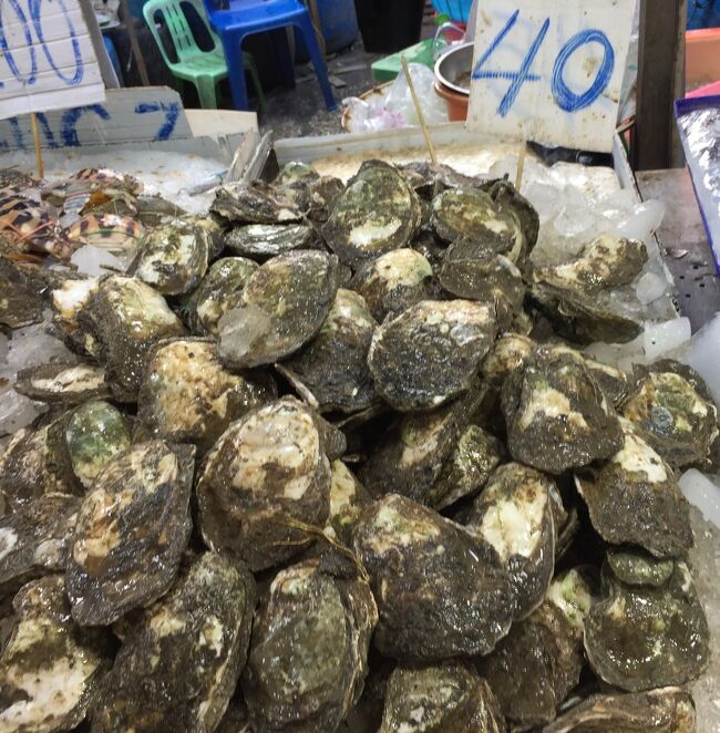 ナクルア海鮮市場で買い物。