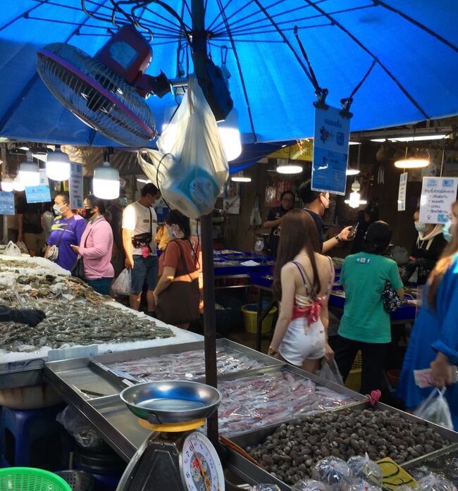 ナクルア海鮮市場で買い物。
