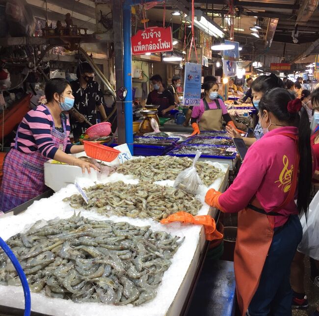 ナクルア海鮮市場で買い物。