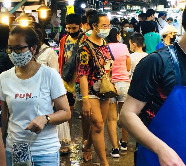 ナクルア海鮮市場で買い物。<br />20日は土曜日でなかなかの人出で賑わっていた。