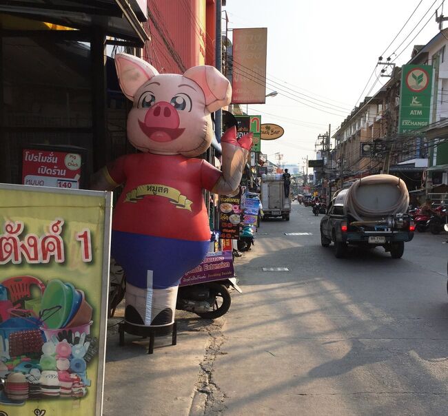 20日　ソイブアカーオ通りの肉屋【豚の左手】空気の出し入れで腕が動くが。