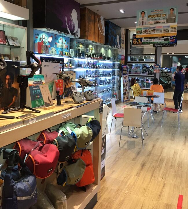 先日はターミナル21でカメラ店を覗きましたが今日はお隣のセンタンのカメラ店を見てみました（ビックカメラ）３階