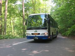 十和田湖行きのバスがやってきました。