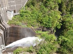 帰り道、ちょうどダム放流をしていたよ。