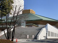 駅隣接して両国国技館がああります。