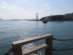 海響館（水族館）と遊園地。
自衛艦やクルーズ船が時々停泊するところ。