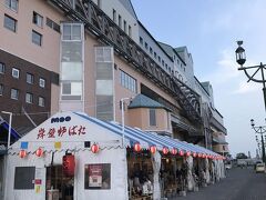 建物の外は岸壁炉ばた　密になりようが無い。