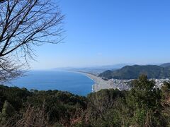 七里御浜が見渡せます。本当に絵はがきのような風景。獅子岩も見えました。