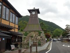 　駐車場の近くには、出石を象徴する日本最古級の洋式時計台(辰鼓楼)があります。明治4年に大手門脇の櫓台に造られた4代目が、今も8時と13時に太鼓、17時には鐘の音が町に響くそうです。　　　　