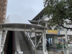 小雨になったのを見計らって美栄橋駅までダッシュ！
ところで沖縄の人って少々の雨では傘は差さないんですね。