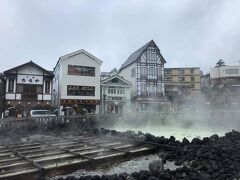 お昼の湯畑。雨模様にもかかわらず、結構な人だかりだったのは、季節のよい9月の3連休だったからか。