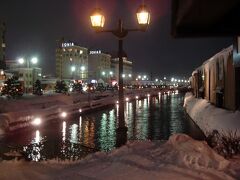 ●小樽運河

17:38。
すっかり暗くなった小樽運河。
明かりが温かいですね。
雰囲気あります。