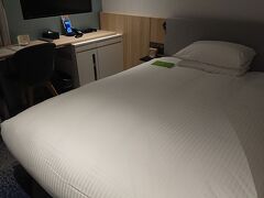 宿泊はホテルメッツ札幌。
できたばかりできれいです。
ベッドも広々。