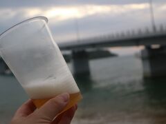 お昼が少し遅かったのであまりお腹もすいておらず、今回は趣向を変えて外飲みです。笑
ビッグでお酒、プラカップ、おつまみを購入して瀬底大橋のたもとへ。