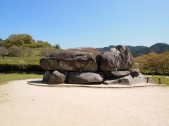 石舞台古墳
横穴式石室、30個の花崗岩で造られてて総重量2300トン、３ｋｍ先の多武峰から運ばれたそうです。

当然埋葬品は盗掘にあい、石室の内部に石棺の破片が落ちてたのみ。
あんな大きなもの、持ちだしたのね・・・。
