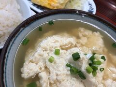 実は昼食も宿題回収のつもりだったんだけど、念のため電話してみたら誰も出ず。
大晦日だもね、休みかな。
なので、ゆいレール首里駅の向こうまでぷらぷら歩いて地元で人気という食堂へ。
老いも若きも並んでた。でも10分くらいかな、待ったの。

ゆし豆腐、ごはんと卵焼きとキャベツサラダが付いて450円。やすっ！
しかも全部おいしかった。
690円のゆし豆腐定食だと、マグロ刺身とチキンカツとマカロニサラダ付き。
そんなに食べれないって。

って思ったけど、向こうのテーブルのお客は、あたりまえのようにプラ折もらって、定食の半分くらいのご飯とおかず詰めてお持ち帰りしてた。
なるほど、チキンカツとマカロニサラダ、今夜のアテにする手もあったか。
次回の参考にします。