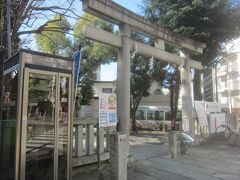 鳩森八幡神社です
千駄ヶ谷一帯の総鎮守だそうで､貞観2年慈覚大師が地元の懇願で神功皇后･応神天皇･春日明神の像を作り添え､八幡宮として祀ったことが縁起とされる