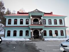 田島町にある旧南会津郡役所です。
住所：福島県南会津郡南会津町田島丸山甲4681.
 電話番号：0241 -62-3848. 営業日：【定休日】火曜（祝日の場合はその翌日）、年末年始 営業時間：9:00～16:00. 明治初期の洋風木造建築。
http://www.aizu-concierge.com/spot/1274/