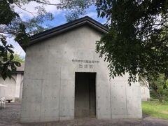 山王山公園内にある「無言館」メインの建物。塩田平エリアで最初に見た施設は、第二次世界大戦で戦死した主に美大出身の若い方たちの作品を展示した資料館だ。
作品の脇に貼られた故人のエピソードには、絵を描くこと、作品を造ることを心から愛する純粋なハートとともに、その楽しみや喜びを戦争によって奪われてしまった無念さ、やるせなさを感じ取れる。