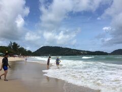 今日はピピ島アイランドホッピングツアーを予約してたのですが、強風で催行中止とのことで、予定を変更してタクシーでパトンビーチに来ました。