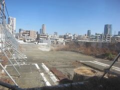 で、そのホテルフロラシオン青山はというと､2014年12月末に営業を終了して住友不動産が跡地を購入して開発すると聞いていましたが､解体はされたものの､未だこんな状態でした