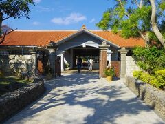 『ひめゆり平和記念資料館』前にて