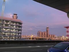 5:20　羽田空港第二ターミナルに到着。すでに空は明るいです。