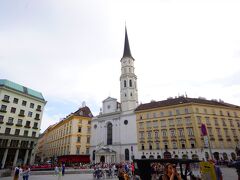 広場前の聖ミヒャエル教会