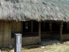 新盛家住宅。
沖縄県最古の現存する木造茅葺住宅で、築140年以上と推定されており、県の重要文化財に指定されています。家屋は、柱や梁にはキャンギ(イヌマキ)など、茅を乗せる部分にはプシキ(ヒルギ)などの西表島産の木材が用いられ、釘や金具ではなく木の楔を使用する「貫屋(ヌキヤー)」と呼ばれる伝統的な造りで建てられています