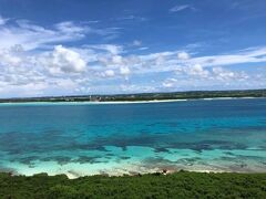 お昼前に伊良部島を後にして、宮古島及び橋でつながる来間島・池間島をささっとドライブ。
写真は来間島東にある竜宮城展望台から、宮古島随一のビーチ・与那覇前浜方向を眺める。