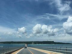 宮古空港でレンタカーを借り、宮古島から伊良部大橋を渡り、いざ伊良部島へ。橋を渡るのは開通直後の2015年以来2度目。船で渡ったのも含めると、伊良部島訪問は4度目。