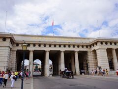 ブルク門です。１８２４年にライプツィヒの戦いでフランス軍を破った記念に建てられた門です。
