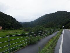 　津島町の宇和島中心地側は山間地となります。山のすそ野の道路を上下しながら走ります。