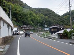 　山あいのすそ野を走る県道57号線に入りました。ゆるやかな坂を登ります。