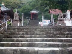 　宇和島市東部の小山の中腹に立つ龍光寺は山門が赤い鳥居でした。お稲荷さんがご本尊だからだそうです。