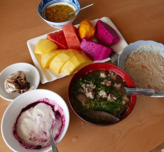 22日　昼食<br />ヨーグルト<br />煮ホルモン<br />オートミール<br />果物（マンゴー　スイカ　トオー　ケーオマンコーン赤　パッションフルーツ）