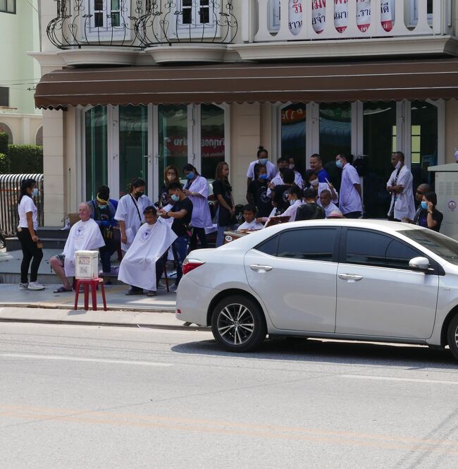 23日　午前中　<br />南パタヤ通りで無料の散髪が行われていた．．．髪のない一休には無縁だよ。