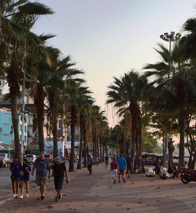 パタヤビーチの歩道、夕方は散歩する人が増えてきました。