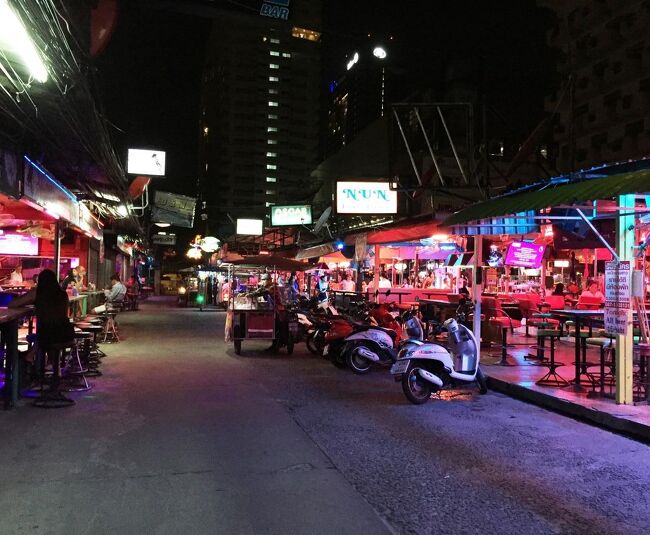 正面がビュタレーコンドミニアム、ソイメーキングのバービア街は少し賑やかになりつつあります。