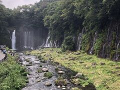 最後は白糸の滝。
水が少なかった様ですが、そばまで行くと大迫力。