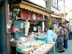 　一番街の中ほどの路地を入ったところに、駄菓子屋が並ぶ一画が。