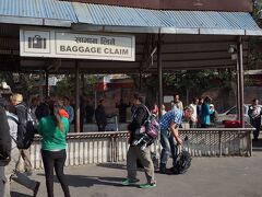 カトマンズ＝トリブバン空港の国内線バゲッジクレイムは半屋外