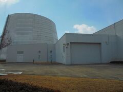 仙台市天文台に行きました。
写真左の丸い建物がプラネタリウムです。