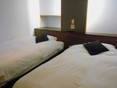 秋保のホテル佐勘に宿泊しました。
客室には和室とベッドルームがあり、写真はベッドルームの部分です。