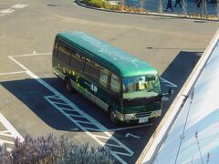 ホテル佐勘の送迎バスで仙台駅まで送ってもらいました。
写真は、仙台駅東口バスプールに止まる佐勘のバスです。