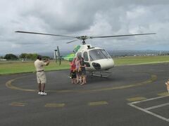 およそ４５分の遊覧飛行を終えてヒロの飛行場に戻って記念撮影。
みんな笑顔

★旅の情報
今回のツアーの催行会社
あいらんど・どりーむず（ハワイ島）
http://www.hawaii-islanddreams.com/

（つづく）