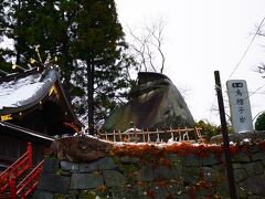 盛岡城跡公園に隣接する桜山神社に参拝します。
敷地の中に大きな烏帽子岩が見えます。