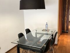 結局部屋に入れたのは15時半を廻っていました。
途中で気づいたのです。
私たちが下りたタクシーに立ちはだかったあのファミリーがこの部屋を使っていたのではないかということに…
私たちが部屋の仕上がりを待ったのは約1時間。
ハウスキーピングにちょうどかかりそうな時間です。
ものすごく急いでいたので、予定に遅れてチェックアウトしたのでしょう。

私たちが待っている間、二組チェックインしていましたが部屋は用意されていましたし。
まあ15時が公式のチェックイン時間なので当たり前ですけど。
私たちの部屋の用意ができないのはホテル側からしたらアクシデントだったのでしょう。
私たちにはアンラッキーな出来事でした。